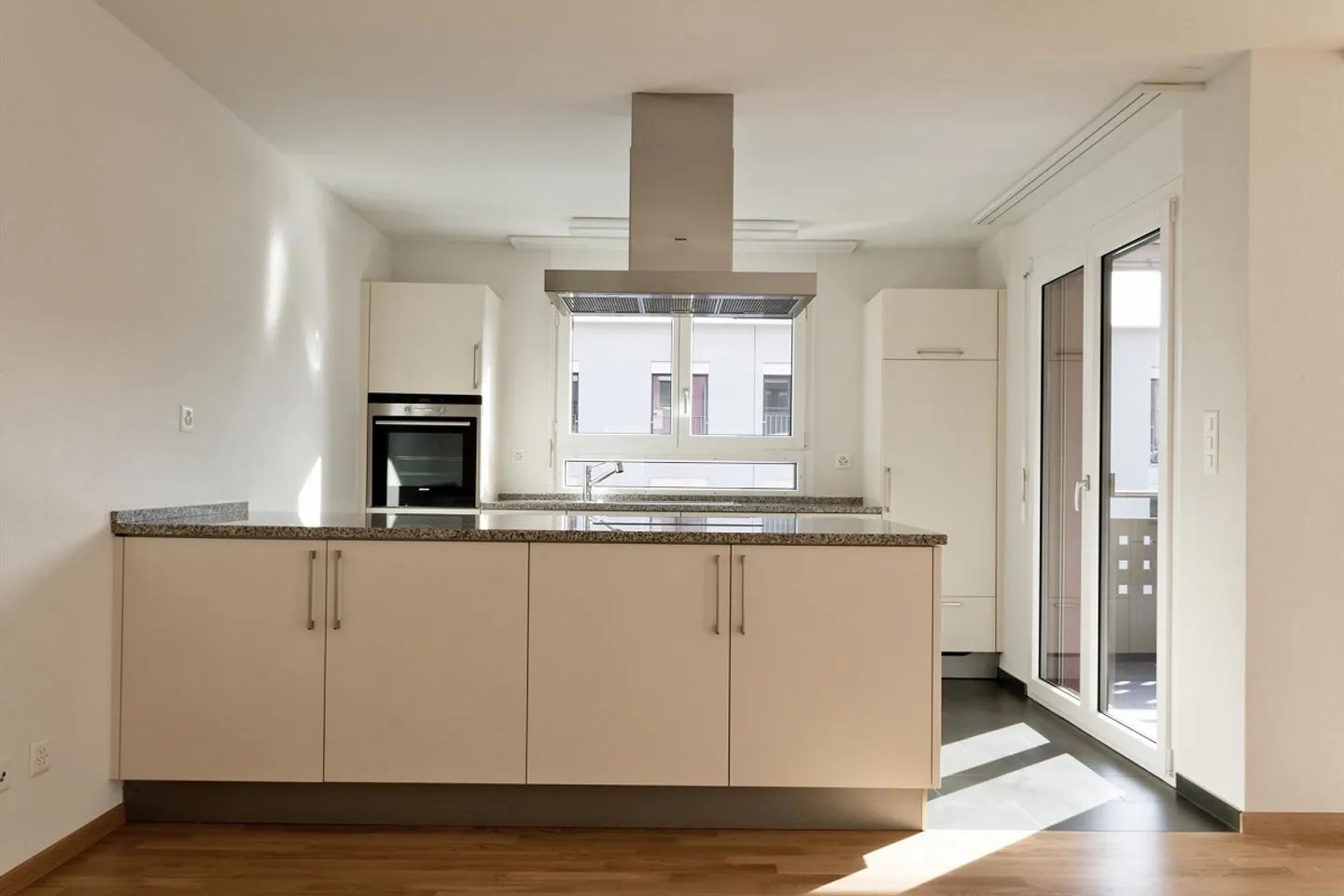 Appartamento soleggiato con balcone coperto - Foto 3 di 9