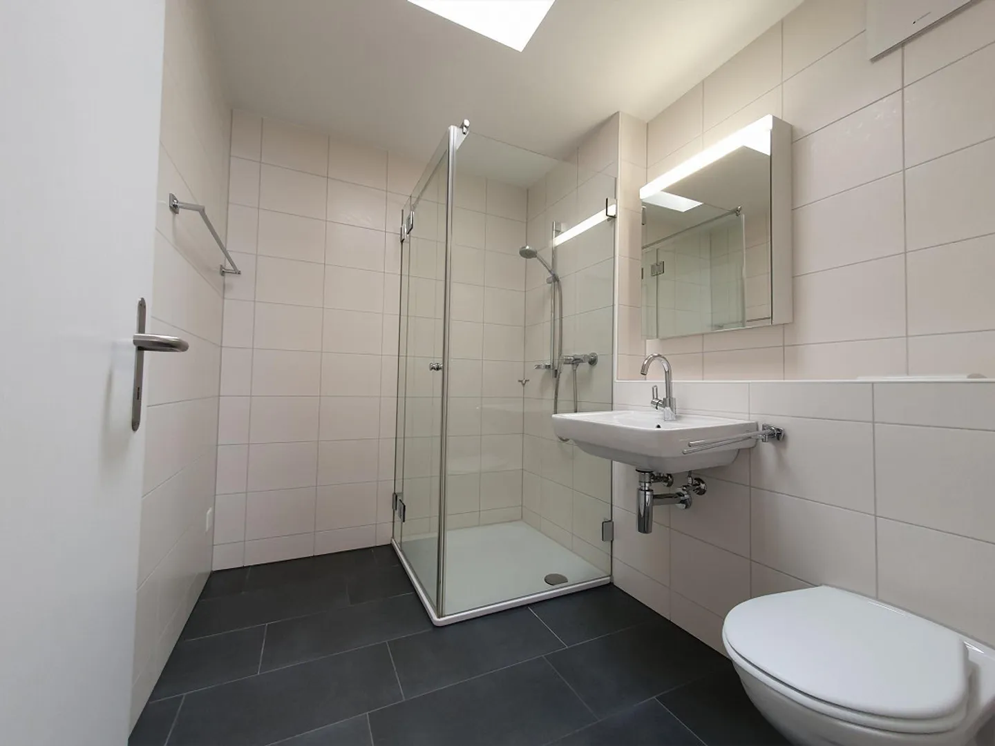 Appartamento soleggiato con balcone coperto - Foto 6 di 9