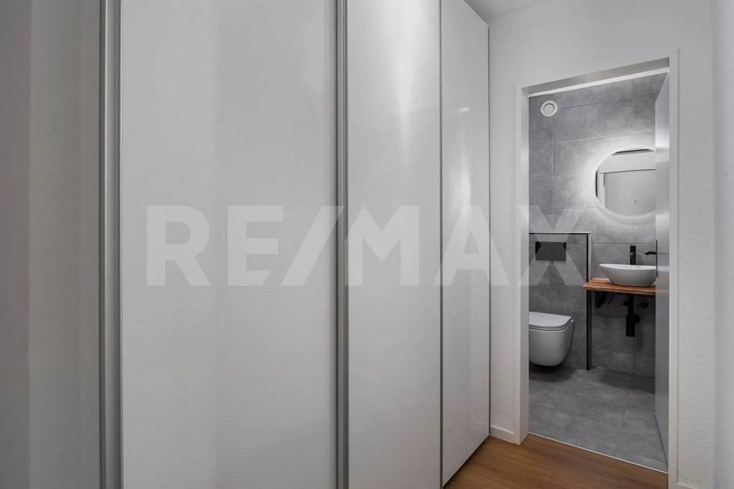 Appartement 4,5 pièces entièrement rénové avec style et confort. - Photo 2 sur 13