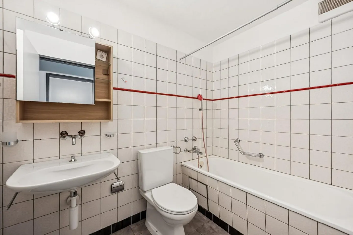 Living in peace, just steps from the center - Photo 8 of 9