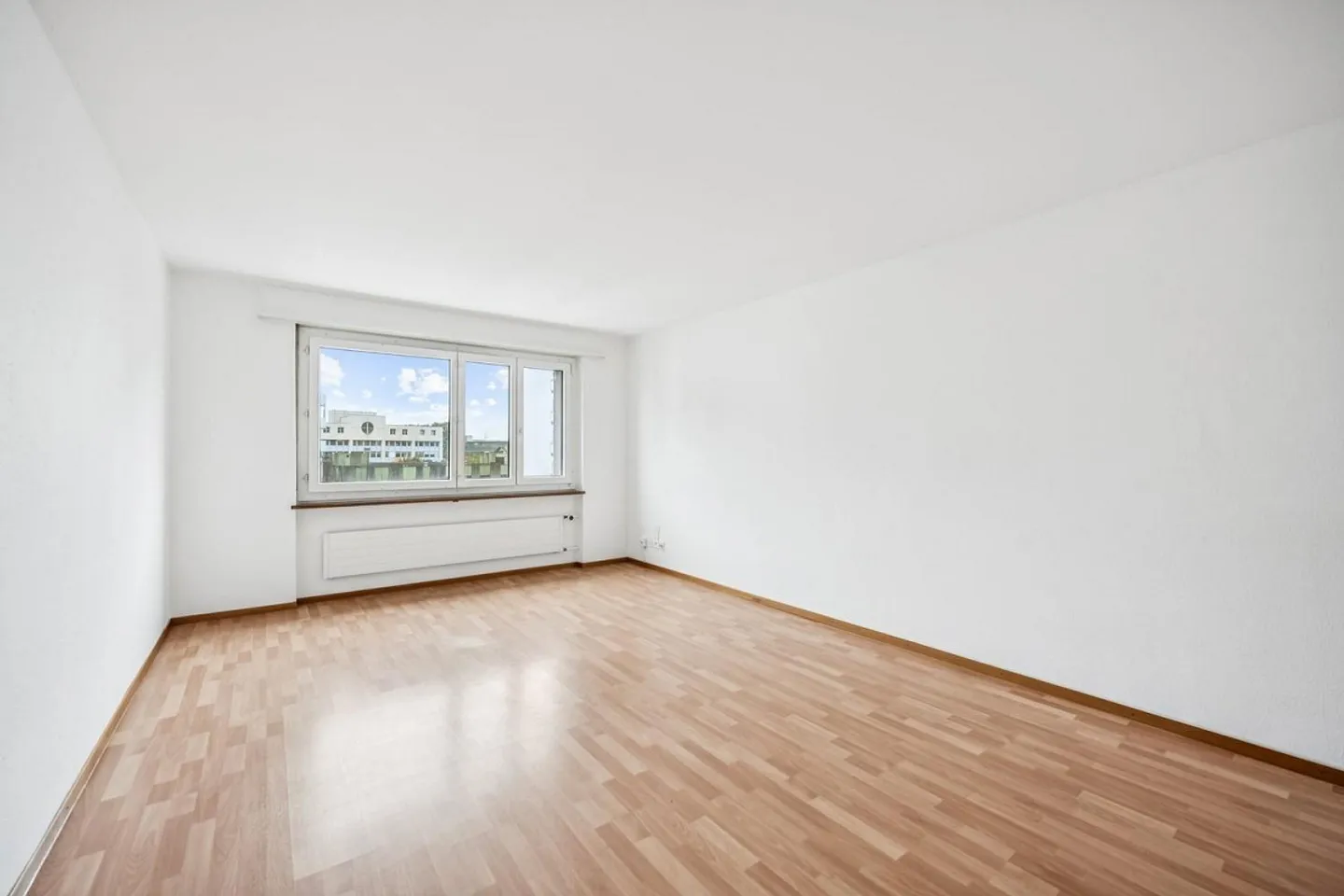 Living in peace, just steps from the center - Photo 3 of 9