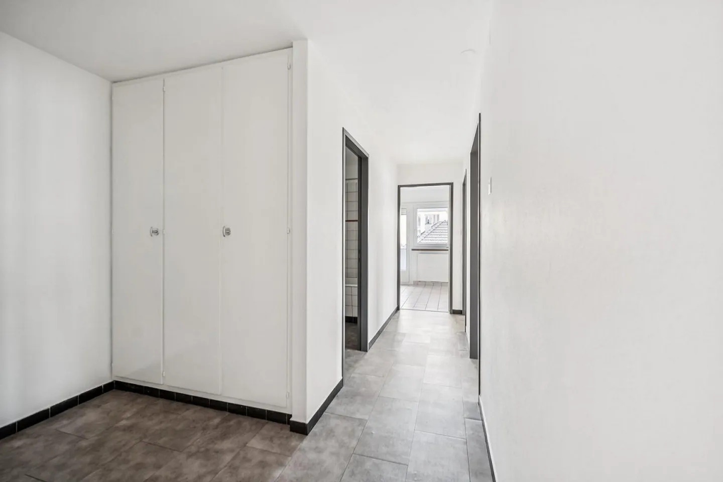 Living in peace, just steps from the center - Photo 4 of 9