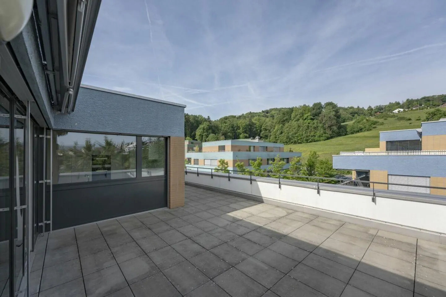 Appartamento attico con terrazza di 120 m² e vista libera sulla foresta e sull'ampiezza - Foto 1 di 13