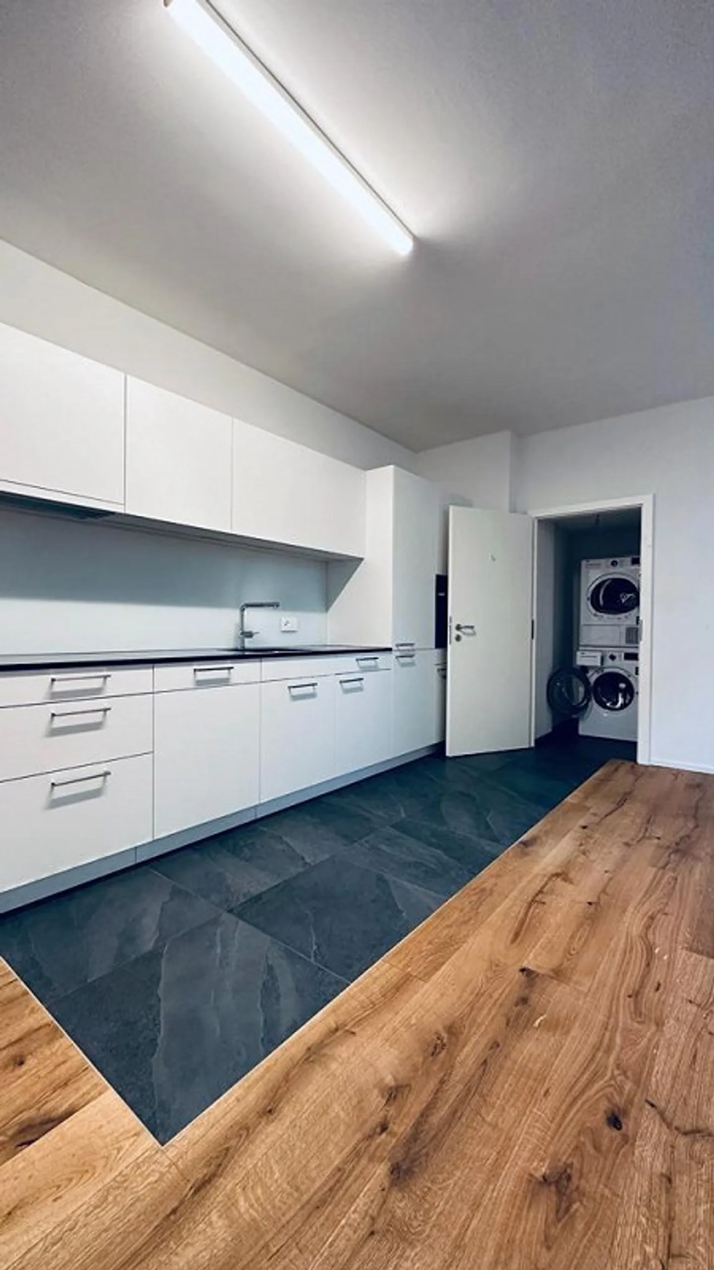 Completely renovated 2.5 room apartment in a central location - Photo 2 of 6