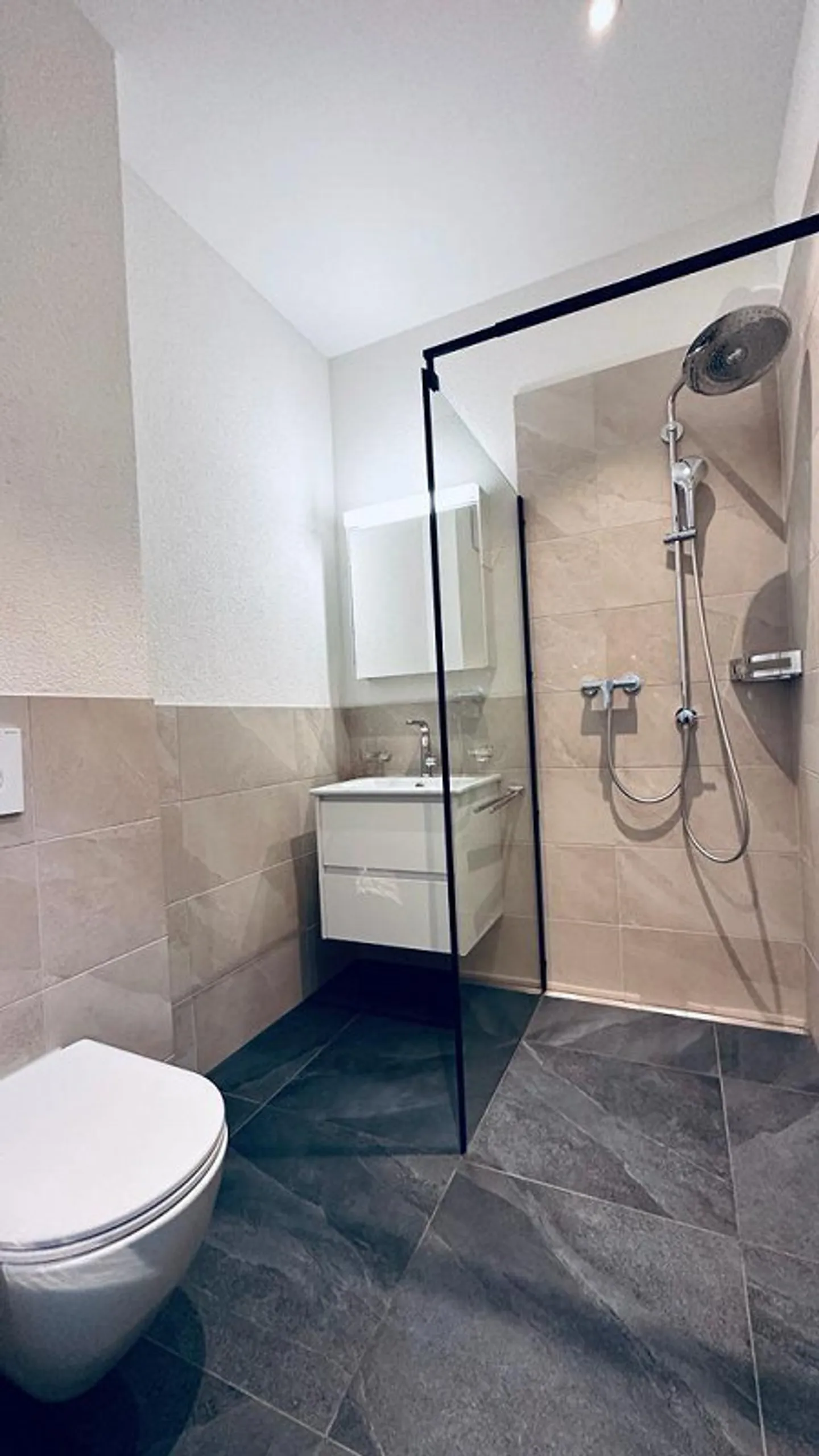 Completely renovated 2.5 room apartment in a central location - Photo 3 of 6