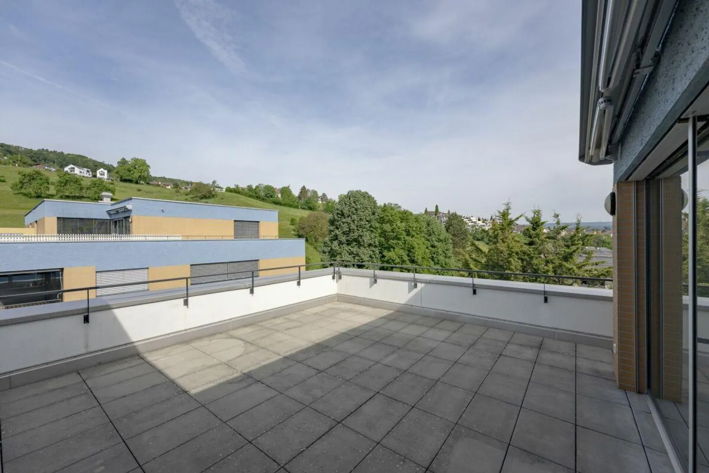 Appartamento attico con terrazza di 120 m² e vista libera sulla foresta e sull'ampiezza - Foto 11 di 13