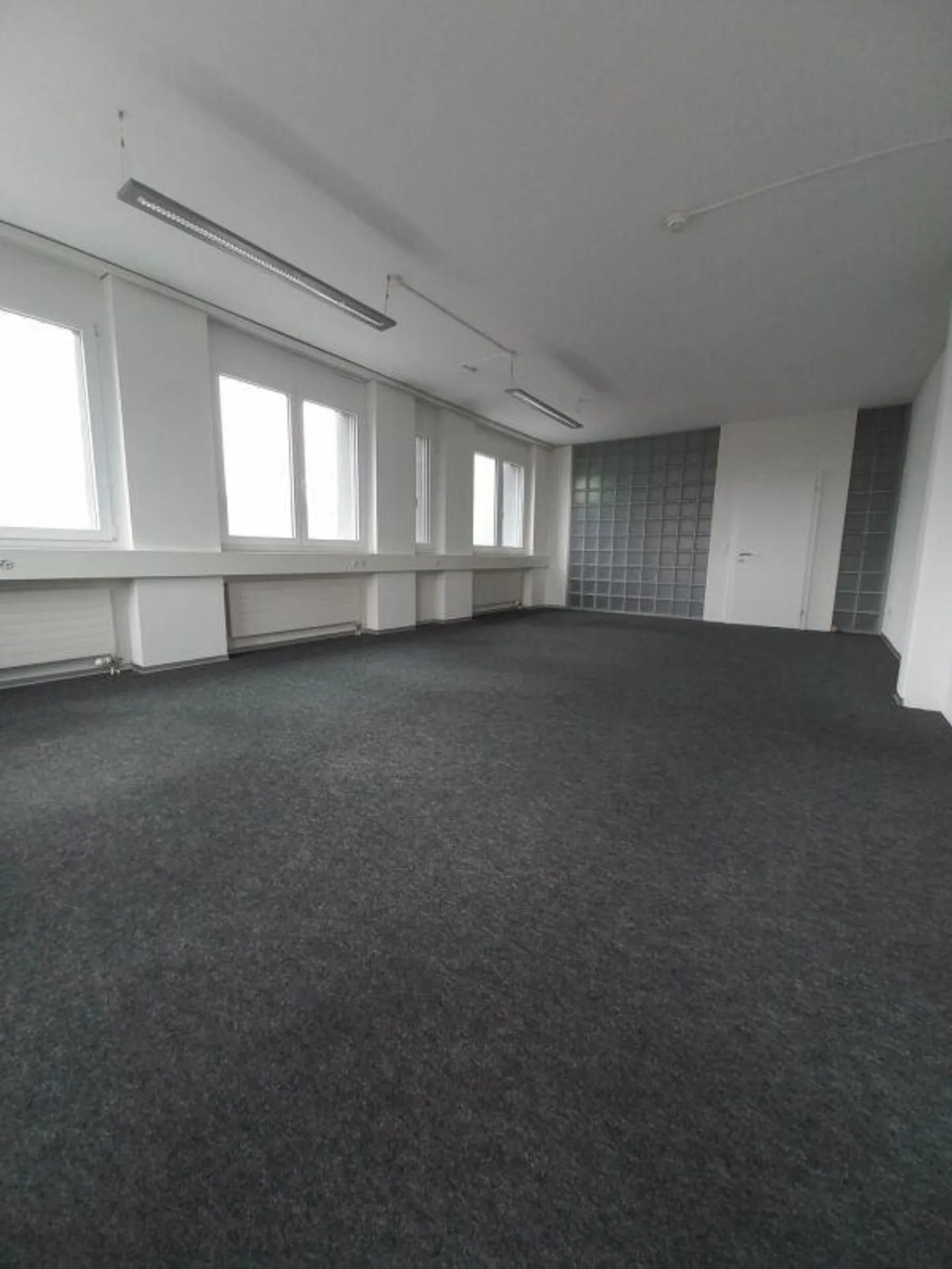 Bureau spacieux à louer - Photo 2 sur 5