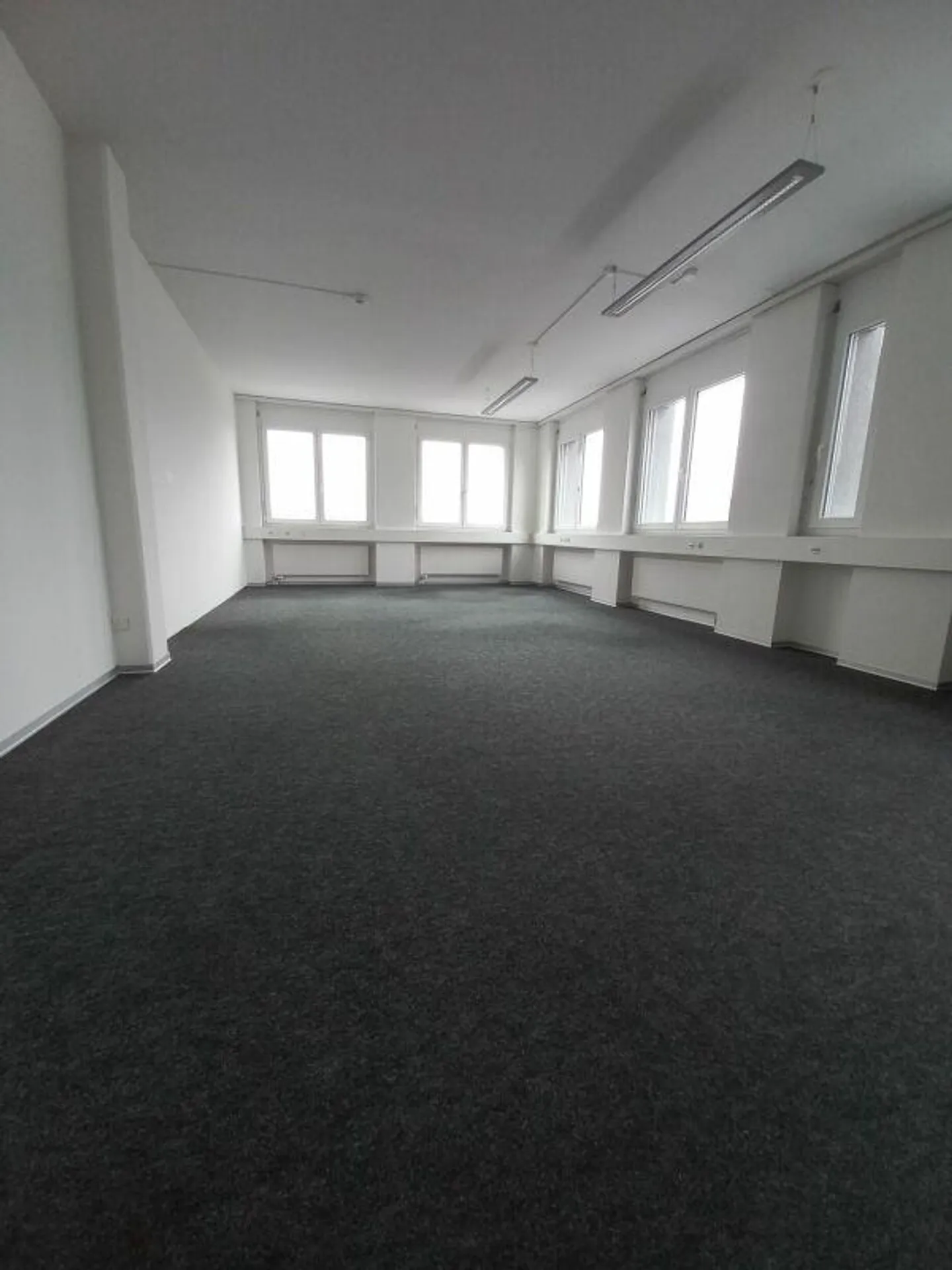 Bureau spacieux à louer - Photo 3 sur 5