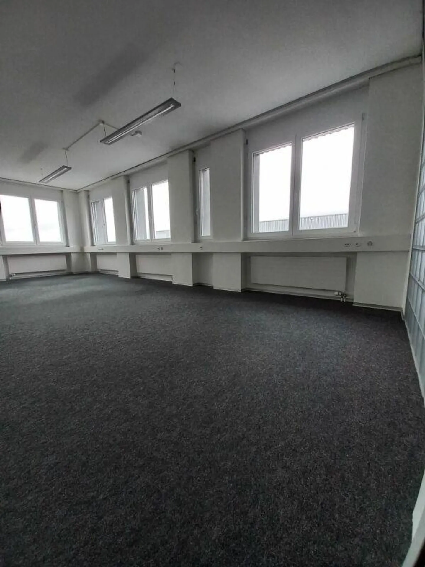 Bureau spacieux à louer - Photo 4 sur 5