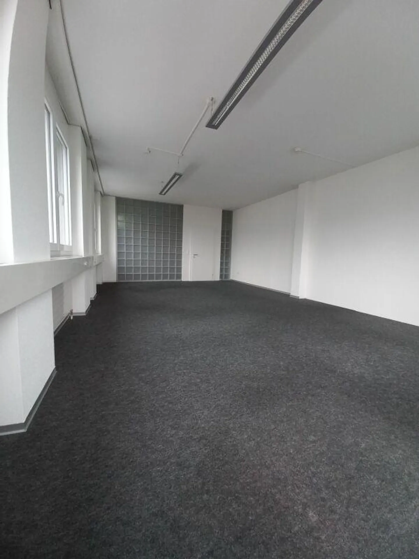 Bureau spacieux à louer - Photo 1 sur 5