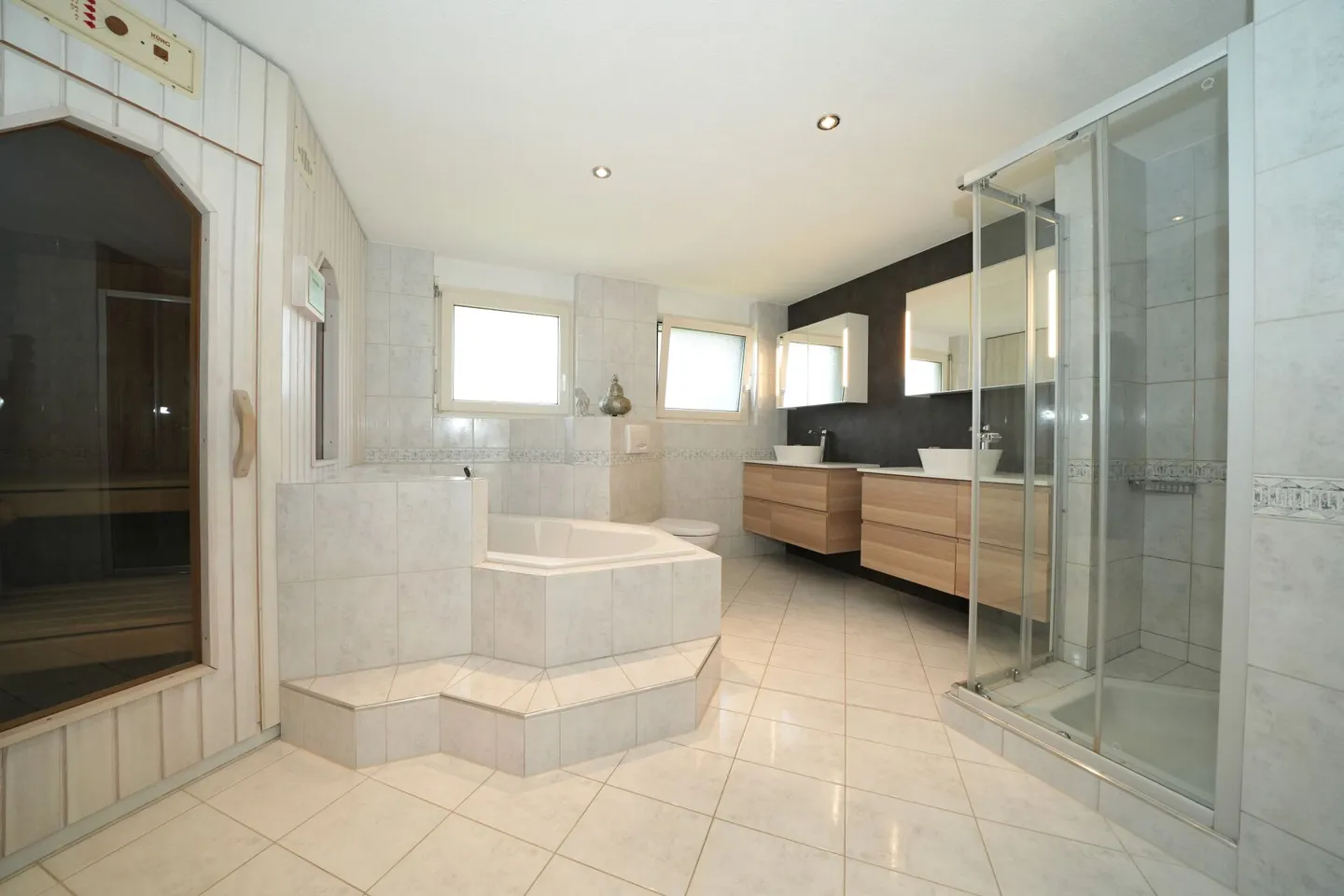 Living like in a single-family home - Spacious maisonette penthouse with sunny terrace - Photo 7 of 12