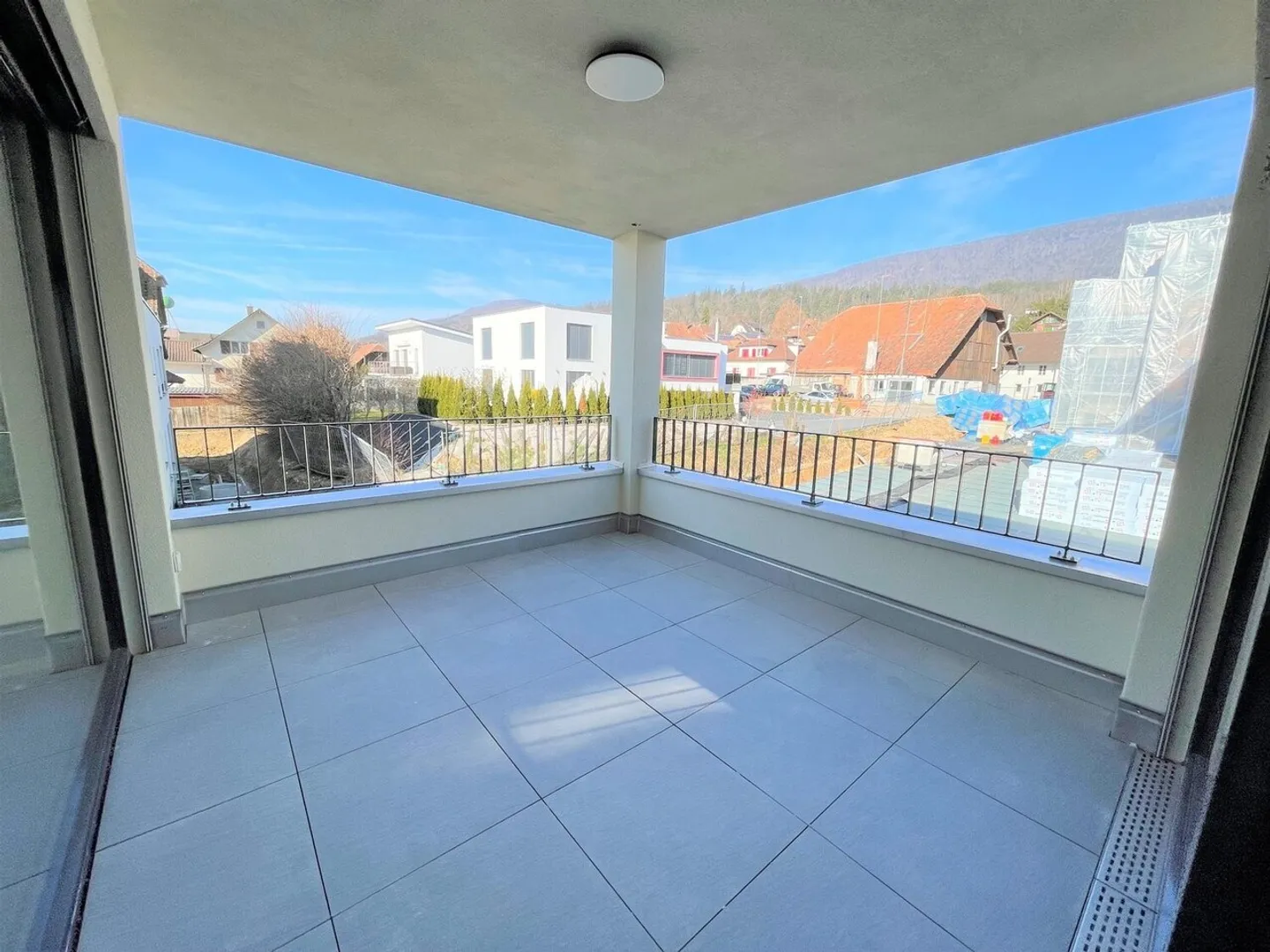Moderno appartamento di 2,5 stanze a Lengnau - Foto 3 di 5