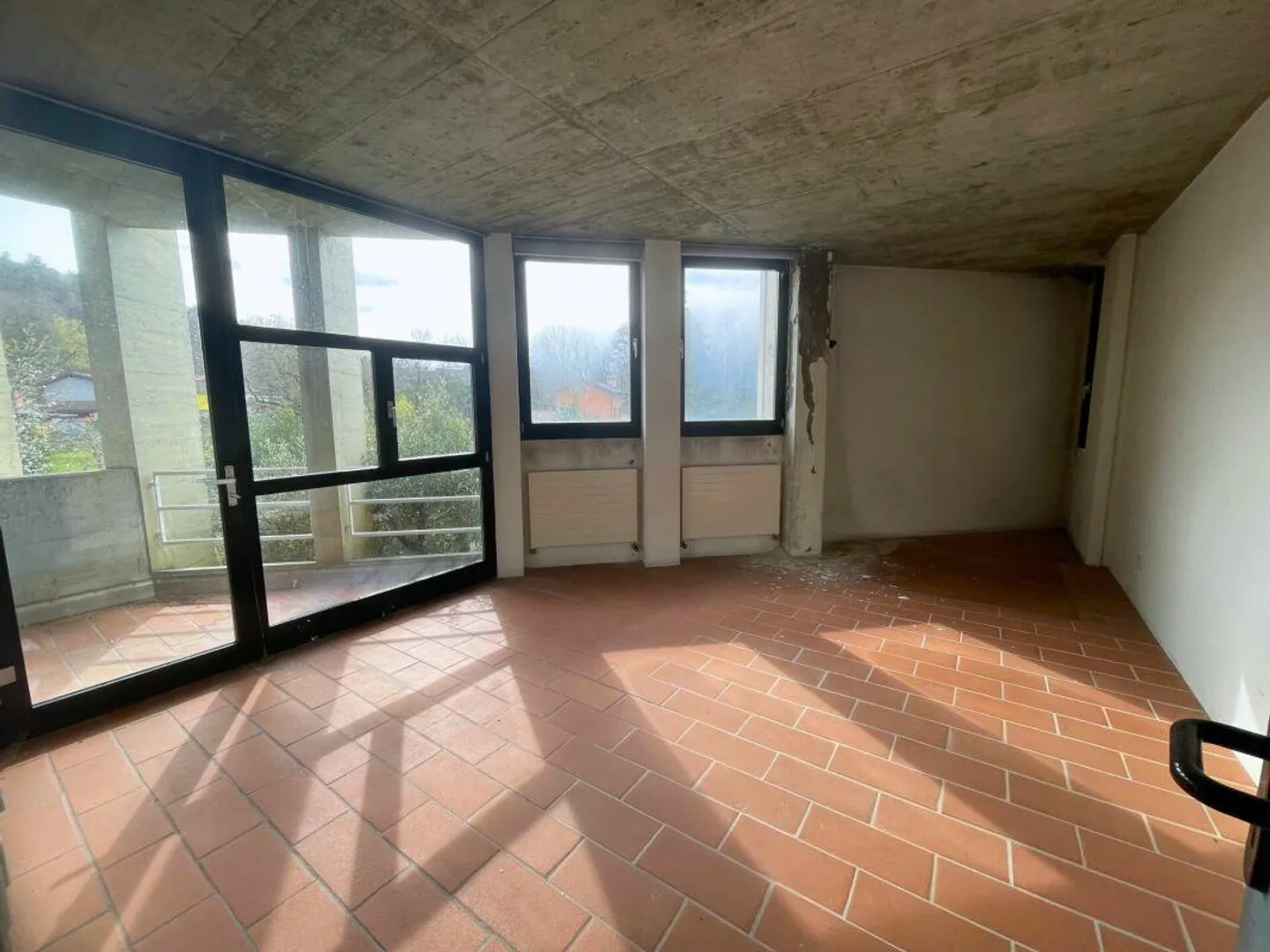 Einfamilienhaus auf drei Ebenen mit Panoramaterrasse und Garten - Foto 11 von 17