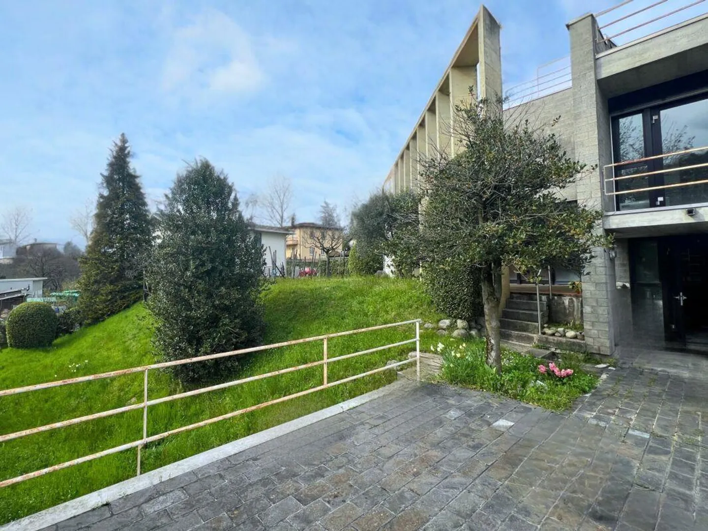 Einfamilienhaus auf drei Ebenen mit Panoramaterrasse und Garten - Foto 13 von 17