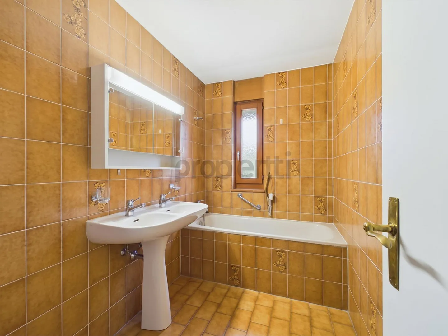20 m² Balcony, Fireplace, Closed Box, Outdoor Parking & Stable Yield in Choulex! - Photo 8 of 12