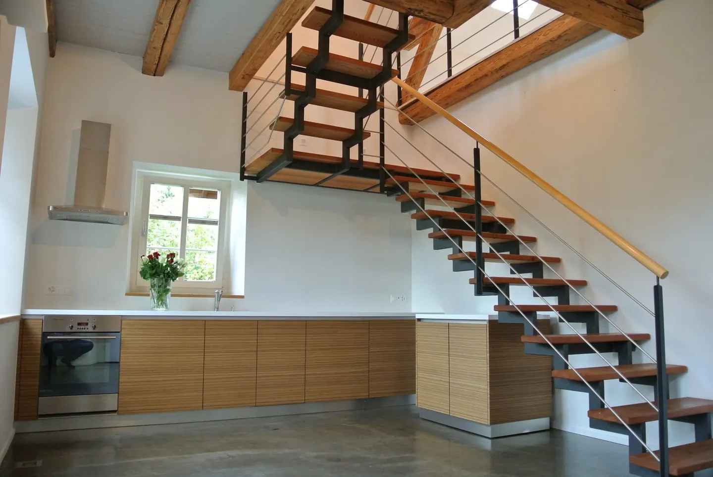 APPARTEMENT LOFT UNIQUE ET MODERNE SUR DEUX ÉTAGES, 70M2 DE SURFACE HABITABLE, COTTAGE ROMANTIQUE ET INDÉPENDANT - Photo 3 sur 10