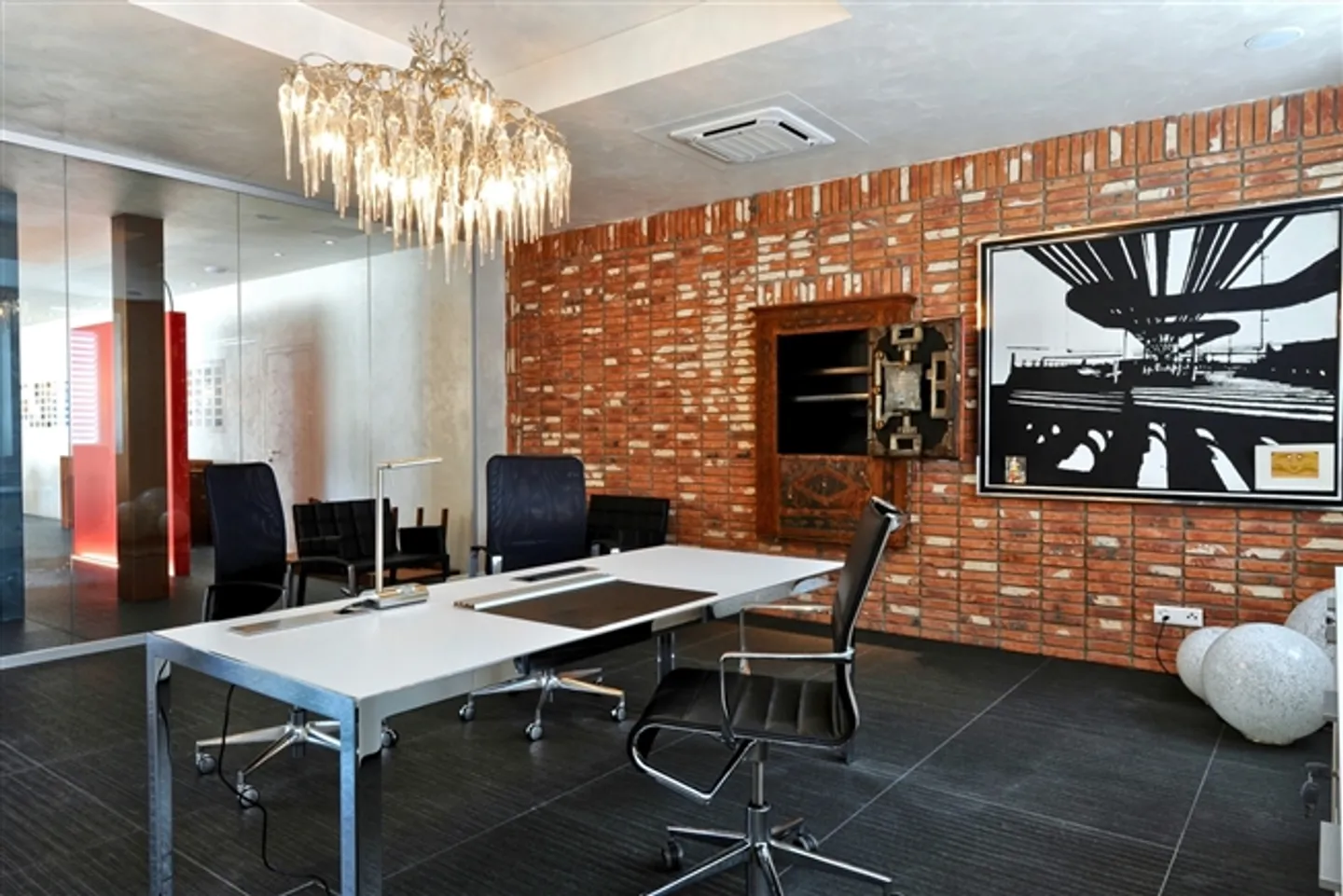 Grandi spazi commerciali in un'area strategica con 7 posti auto - Foto 5 di 7