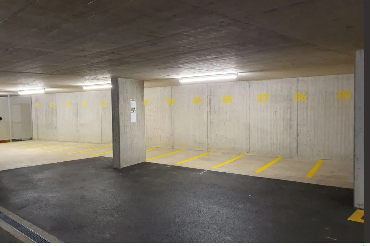 Places de stationnement pour motos dans un garage - Photo 2 sur 3