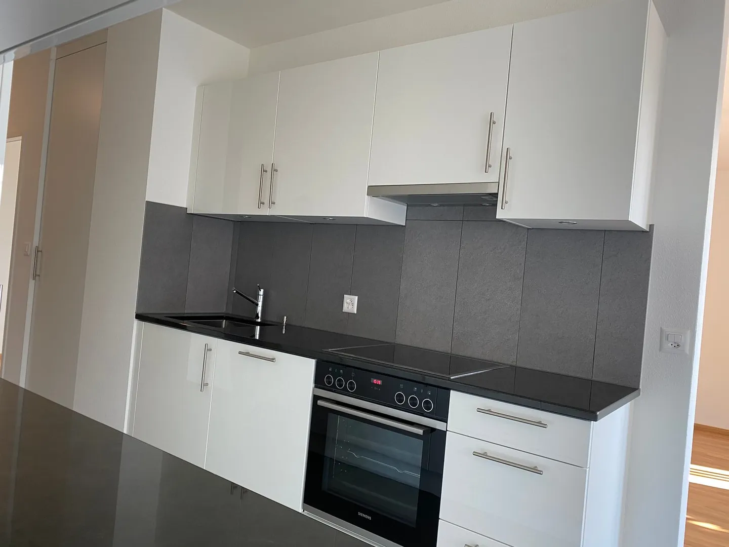 Bellissimo appartamento di 3,5 locali con vista e balcone - Foto 3 di 11