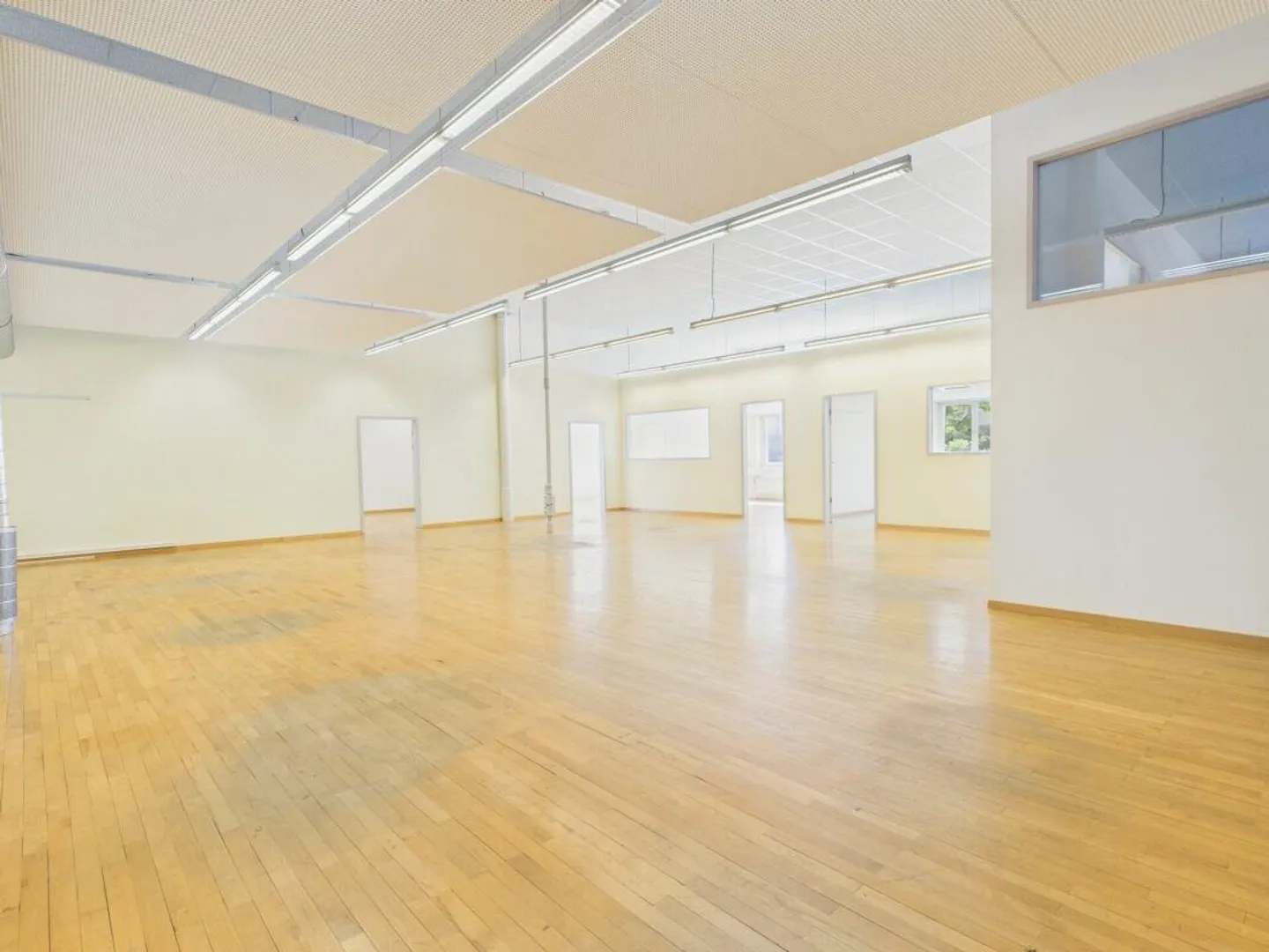 Versatile office/showroom or training rooms in the center of Wil - Photo 4 of 13