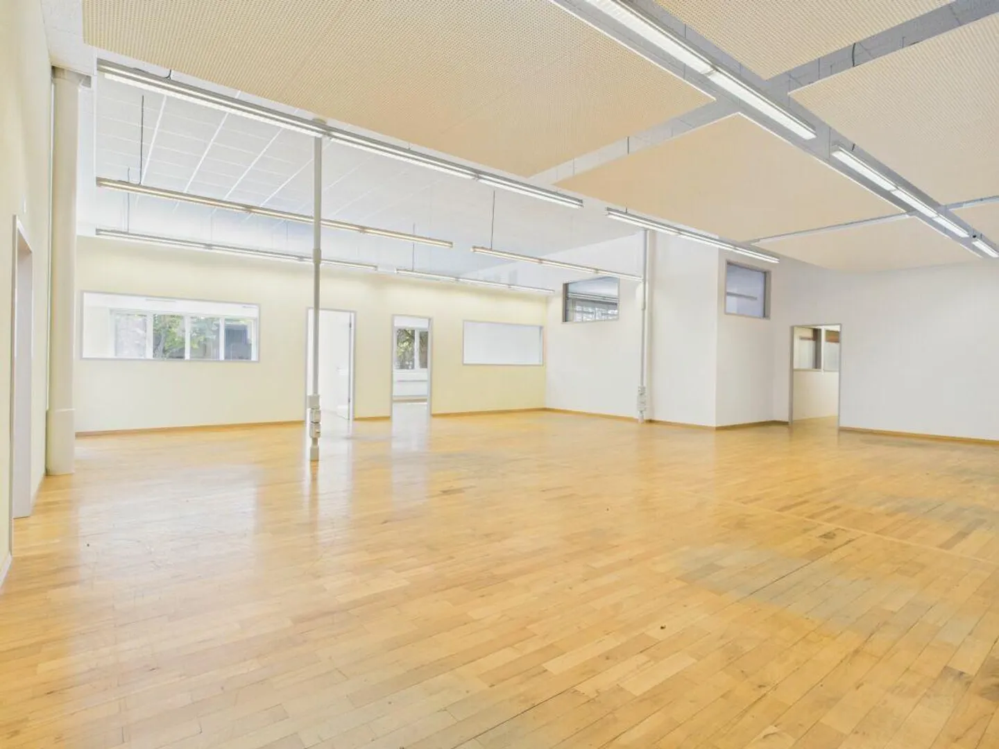Versatile office/showroom or training rooms in the center of Wil - Photo 5 of 13