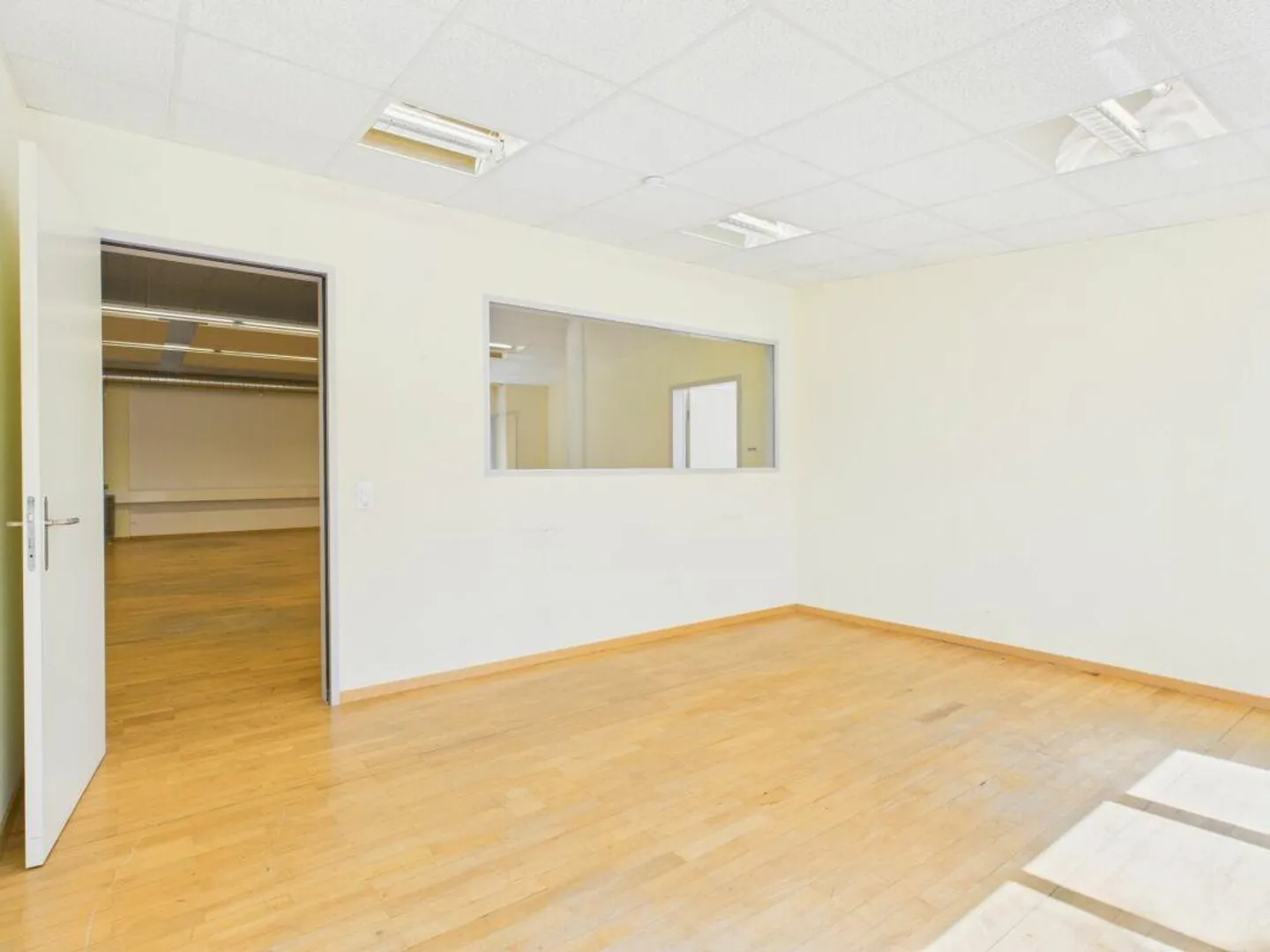 Versatile office/showroom or training rooms in the center of Wil - Photo 9 of 13