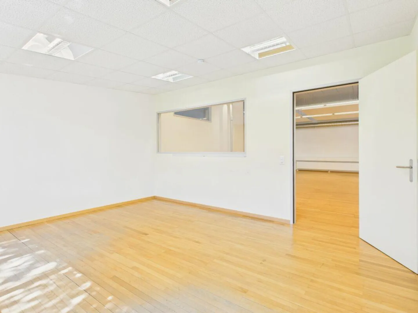 Versatile office/showroom or training rooms in the center of Wil - Photo 11 of 13