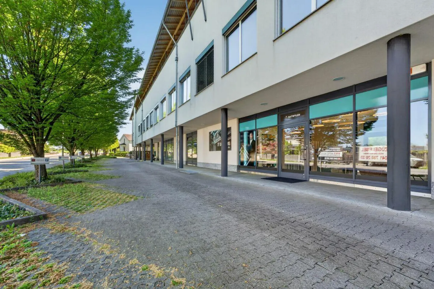 Spazio commerciale moderno e aree di lavoro/magazzino aggiuntive - Foto 5 di 8