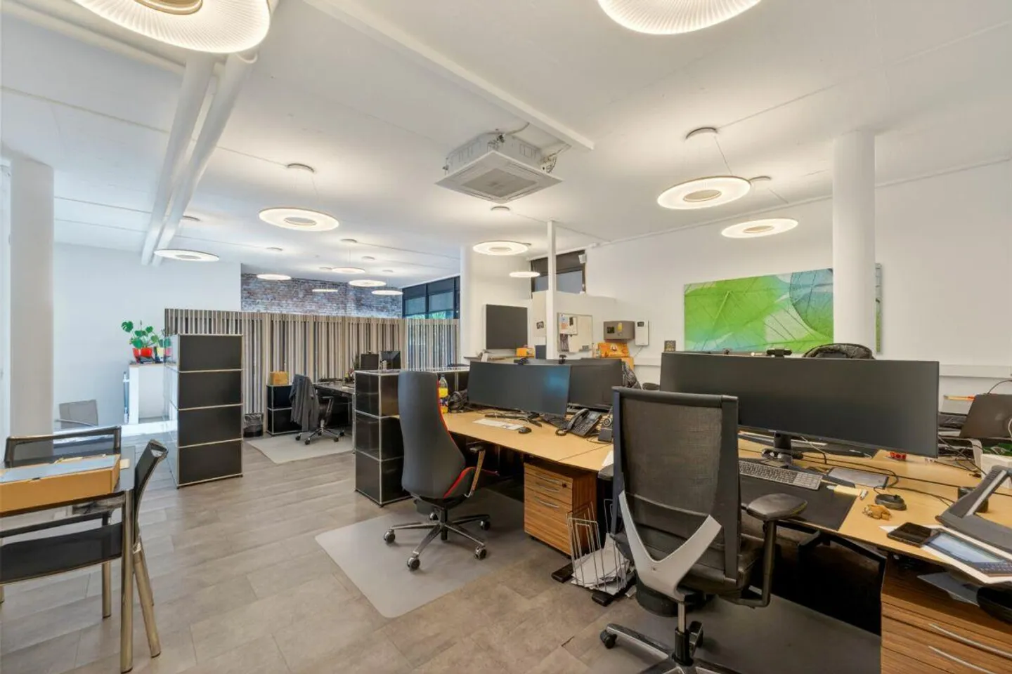 Spazio commerciale moderno e aree di lavoro/magazzino aggiuntive - Foto 7 di 8