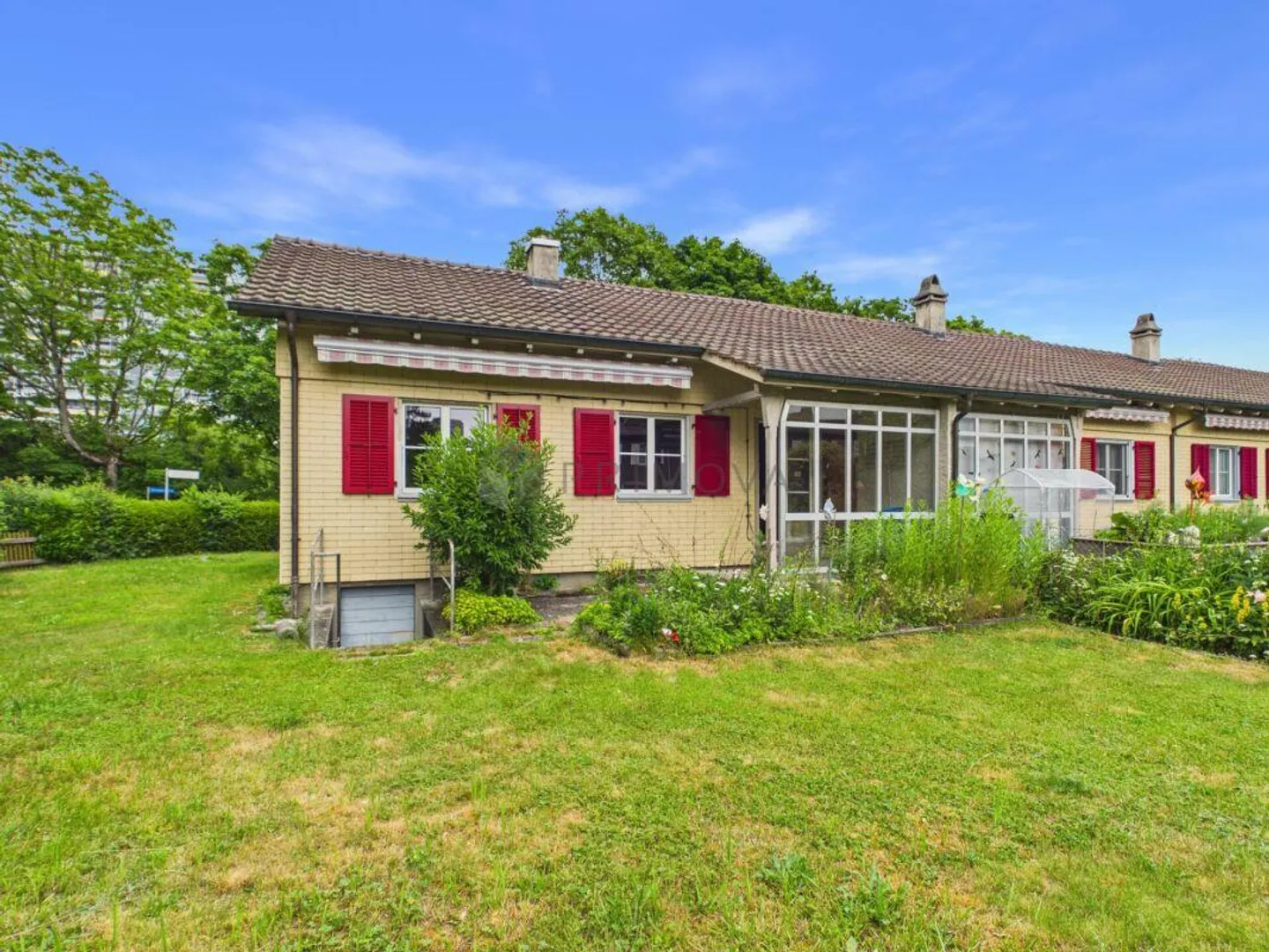 Sunny End Row House with Garden and Expansion Potential in Bern-Bethlehem - Photo 2 of 11