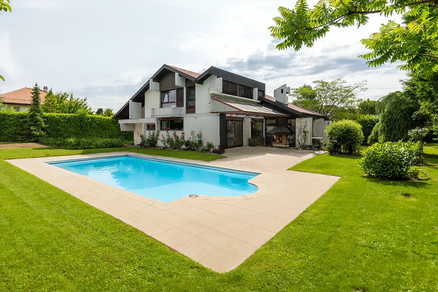 Single house for sale - Photo 1 of 9