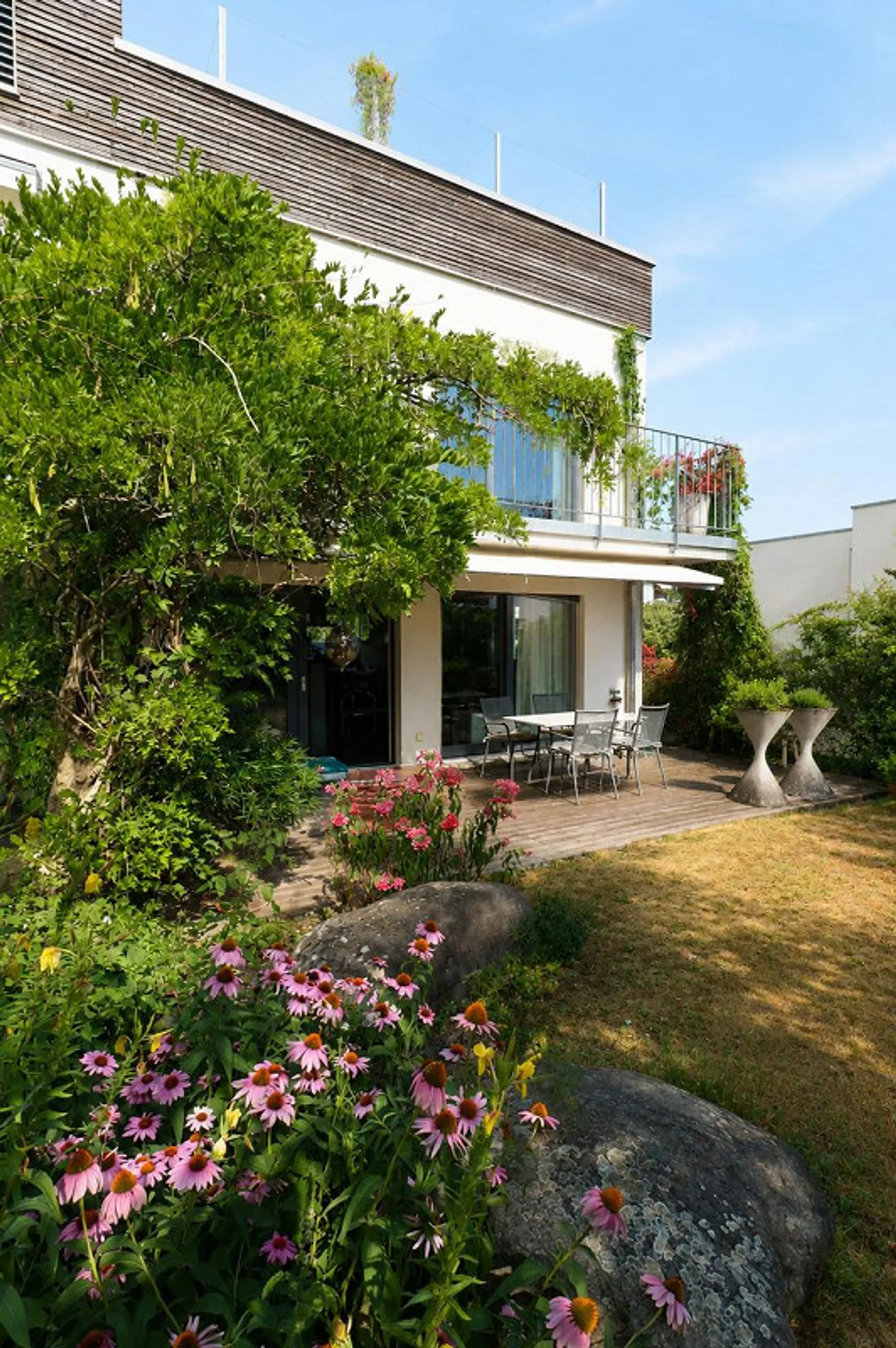 L'architecture moderne rencontre un mode de vie familial - Photo 3 sur 8