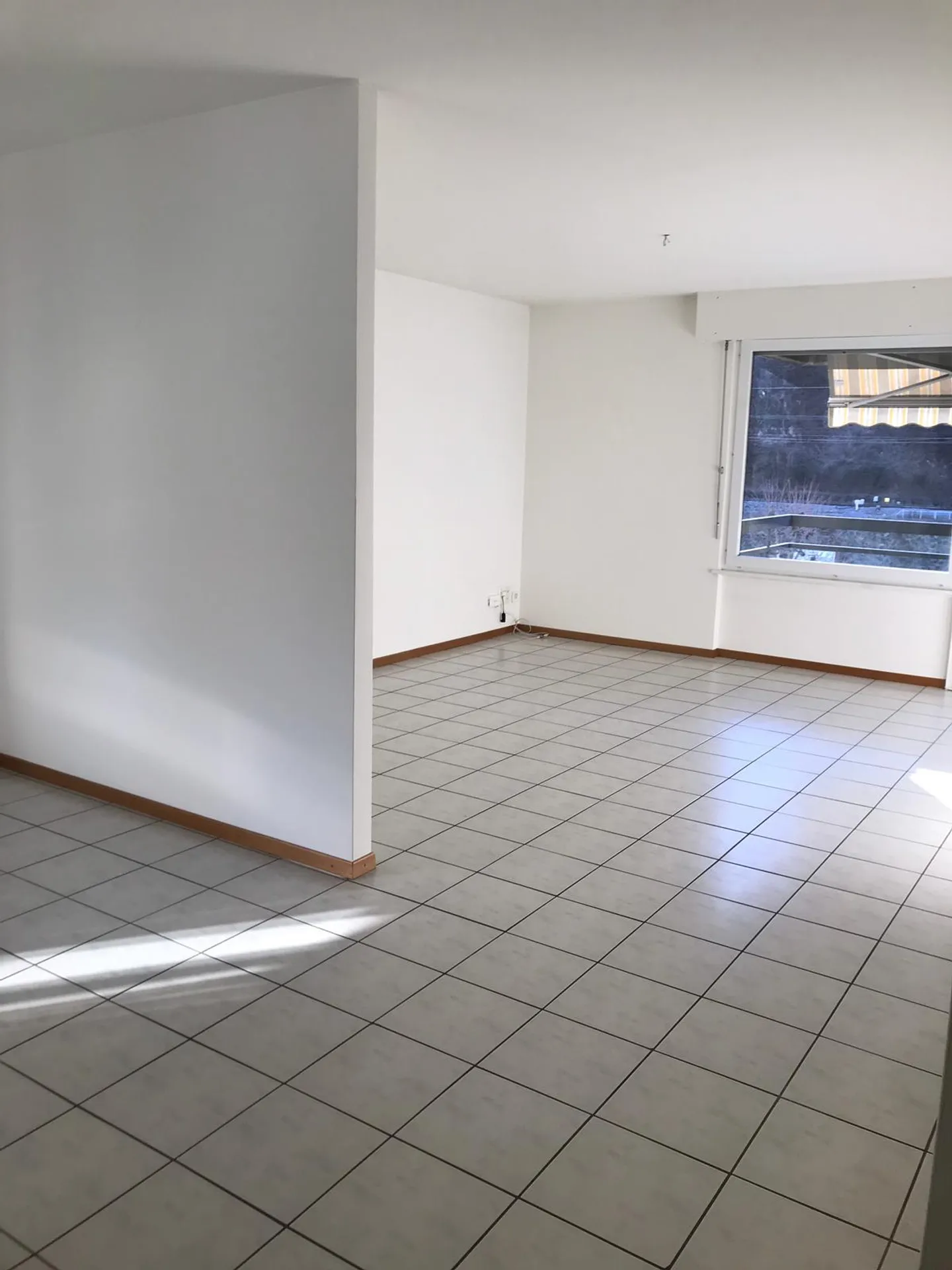 CHIASSO - APPARTAMENTO LUMINOSO DI 5 STANZE - Foto 3 di 5