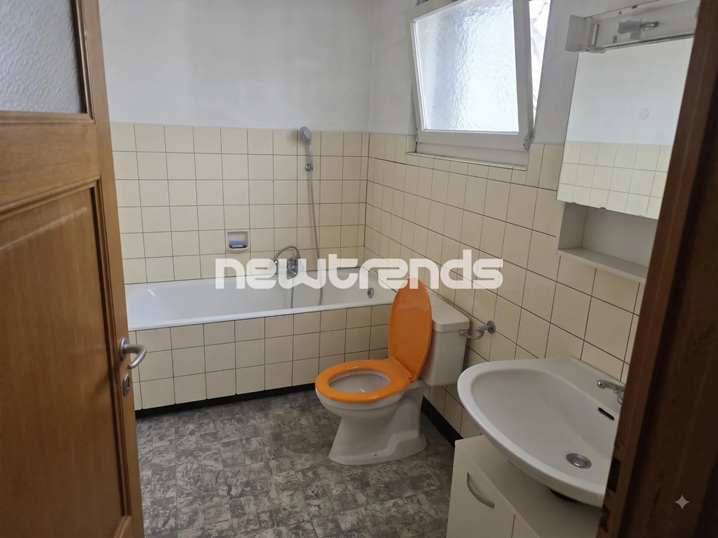 Maison individuelle à Aranno avec 3 garages, jardin, forêt et vue sur la vallée - Photo 3 sur 11