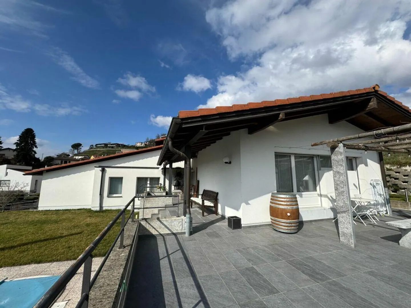 Propriété exclusive avec grand jardin et piscine - Photo 2 sur 18