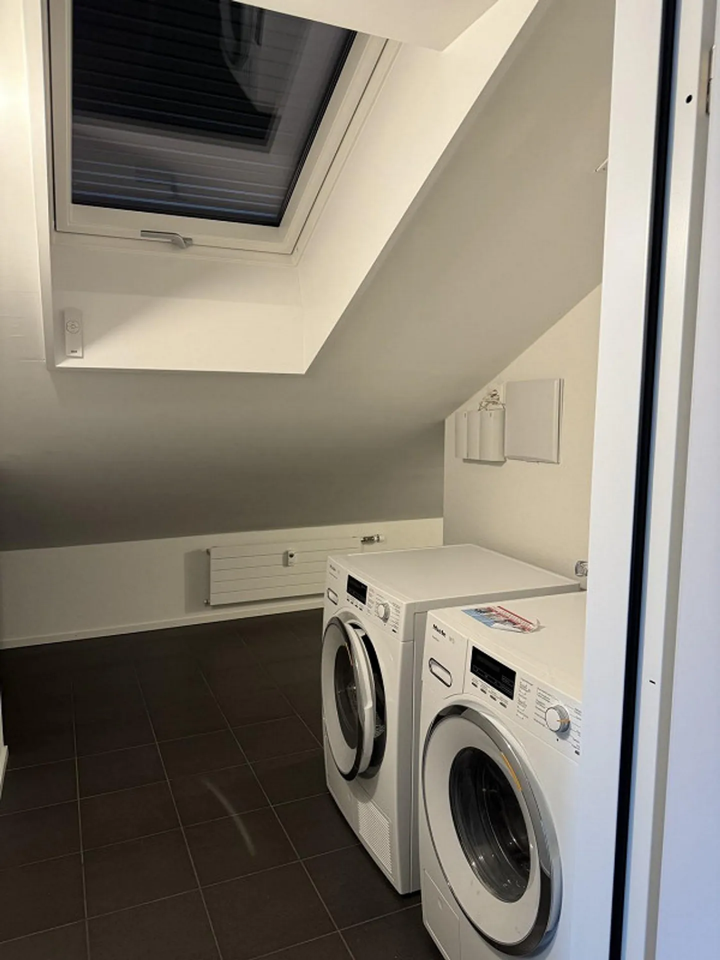 Ampio appartamento mansardato nel cuore di Binningen - Foto 6 di 10