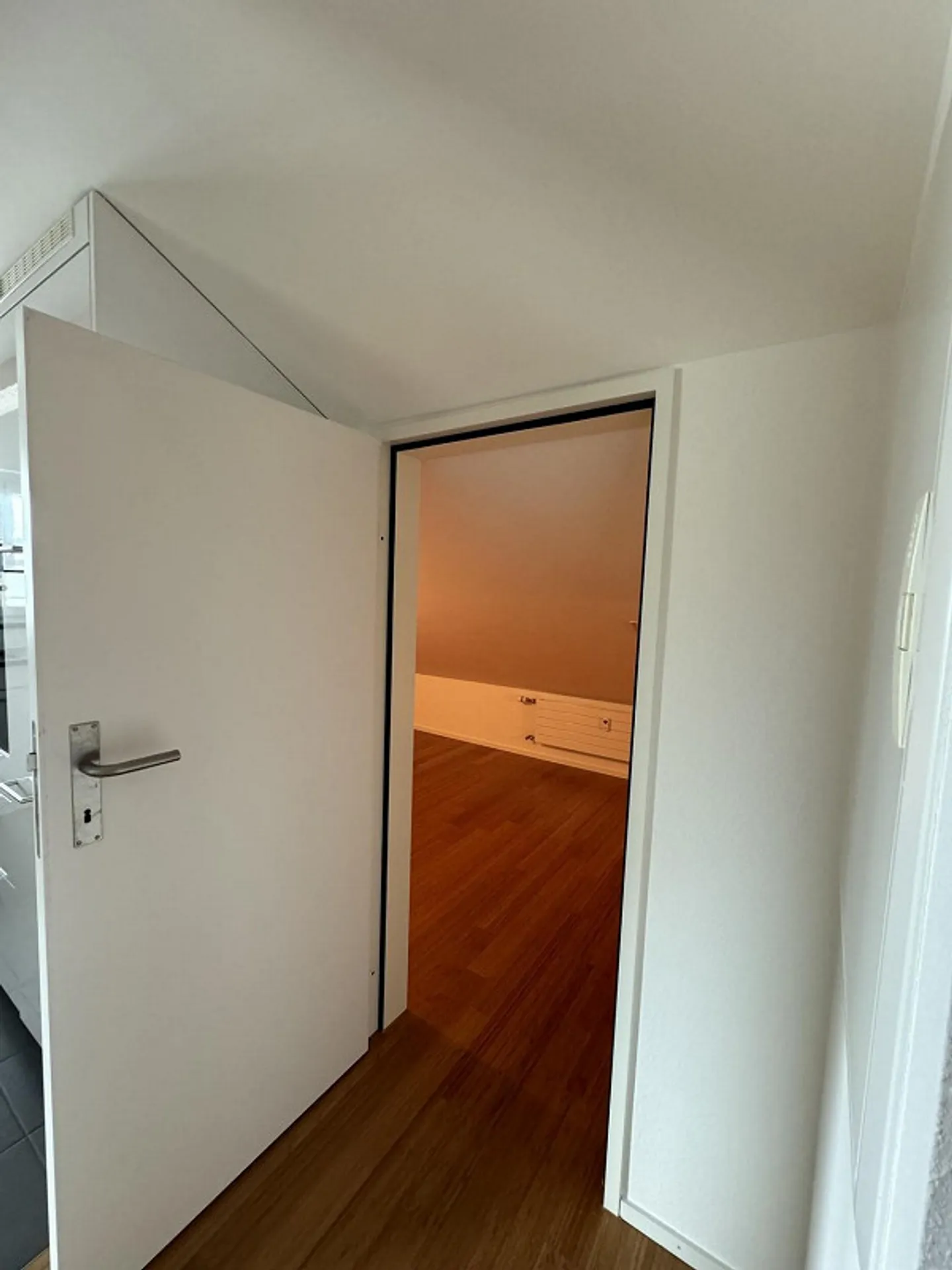 Ampio appartamento mansardato nel cuore di Binningen - Foto 7 di 10