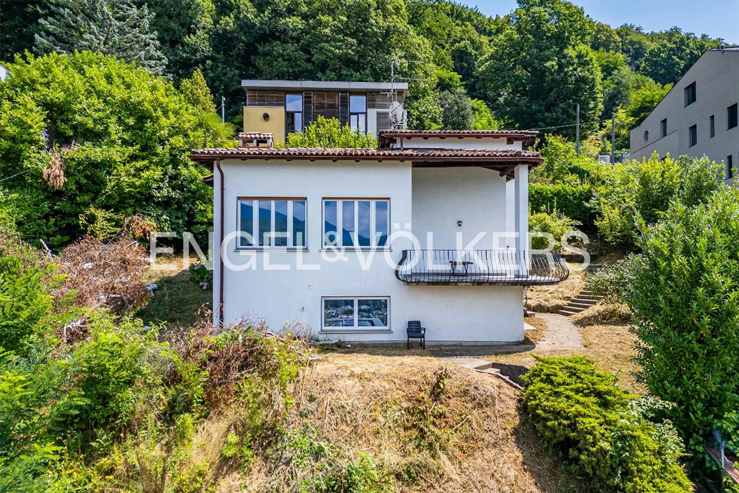 Villa nécessitant des rénovations avec vue sur le lac - Photo 1 sur 12