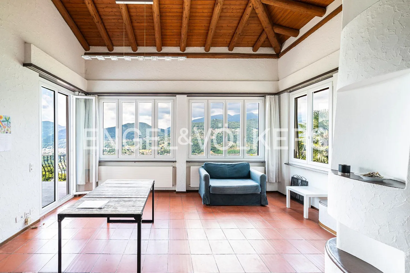 Villa nécessitant des rénovations avec vue sur le lac - Photo 3 sur 12