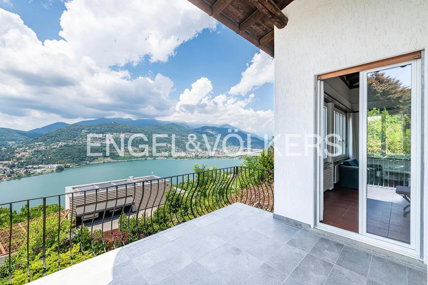 Villa nécessitant des rénovations avec vue sur le lac - Photo 4 sur 12