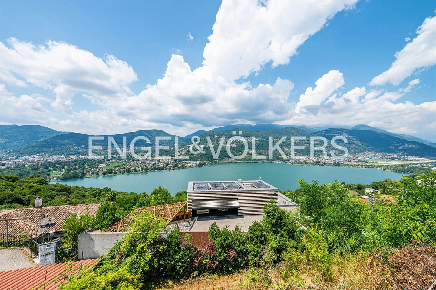Villa nécessitant des rénovations avec vue sur le lac - Photo 5 sur 12