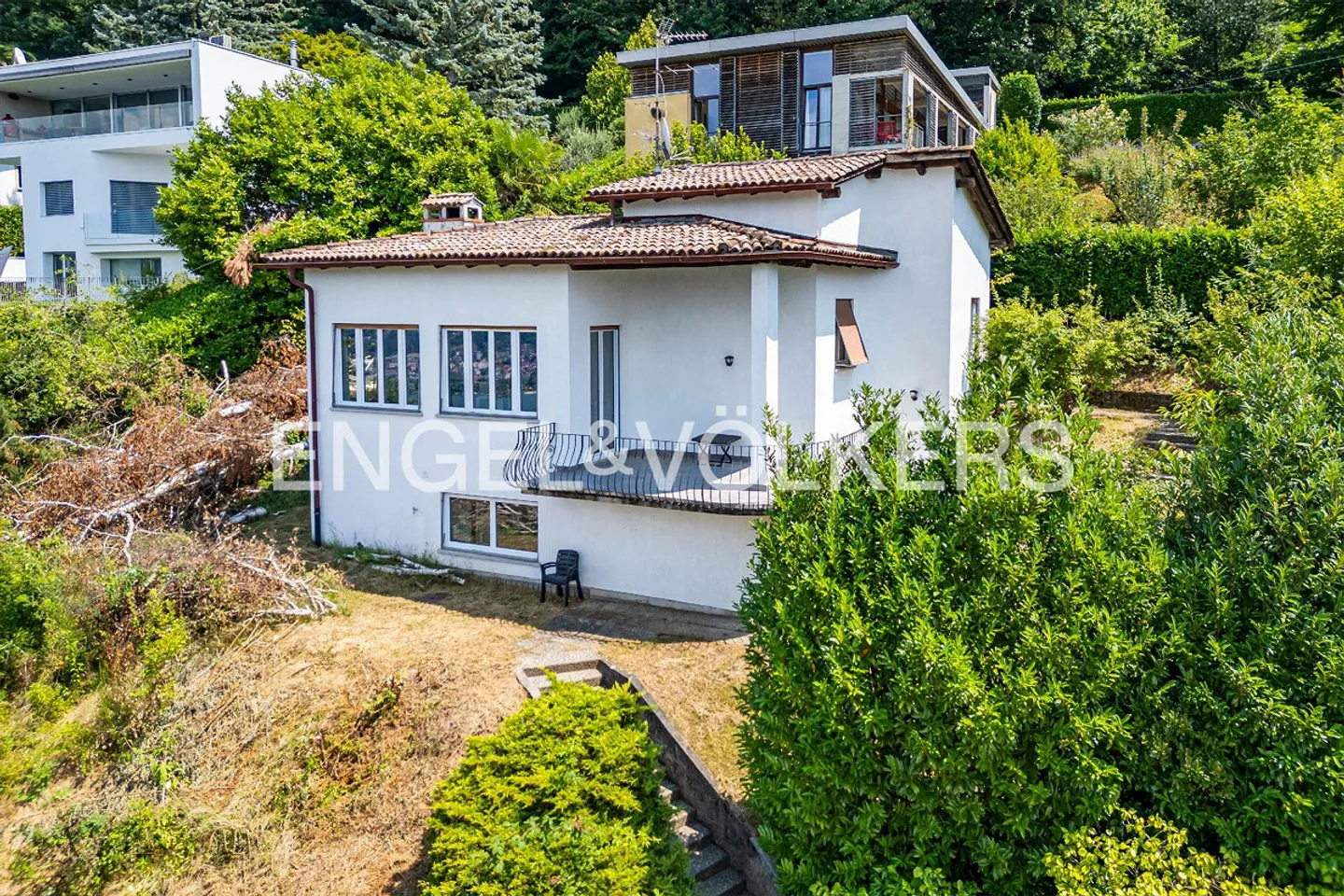 Villa nécessitant des rénovations avec vue sur le lac - Photo 8 sur 12