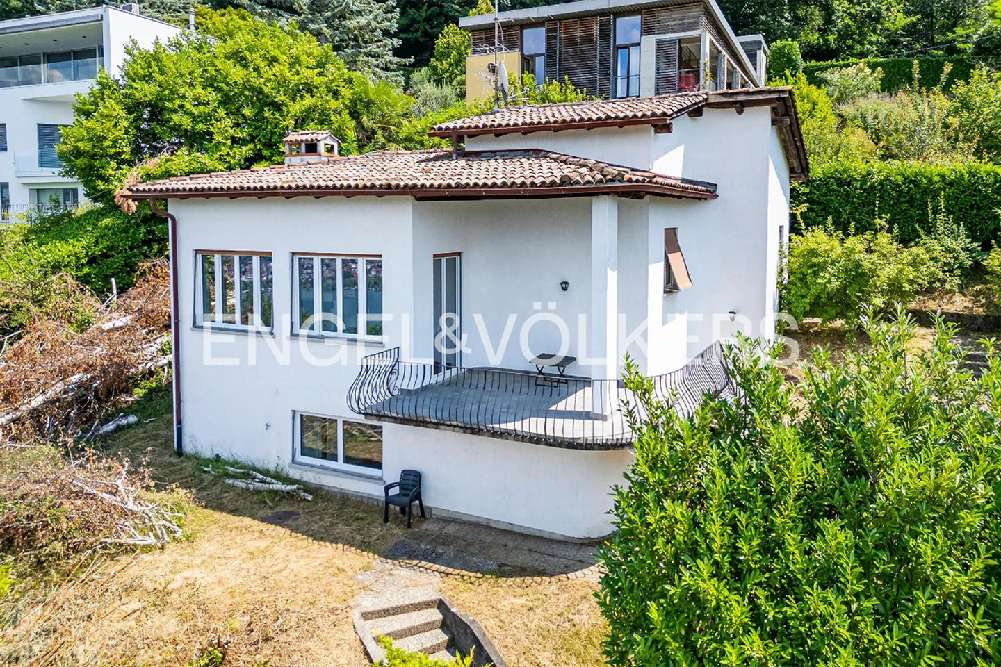 Villa nécessitant des rénovations avec vue sur le lac - Photo 9 sur 12
