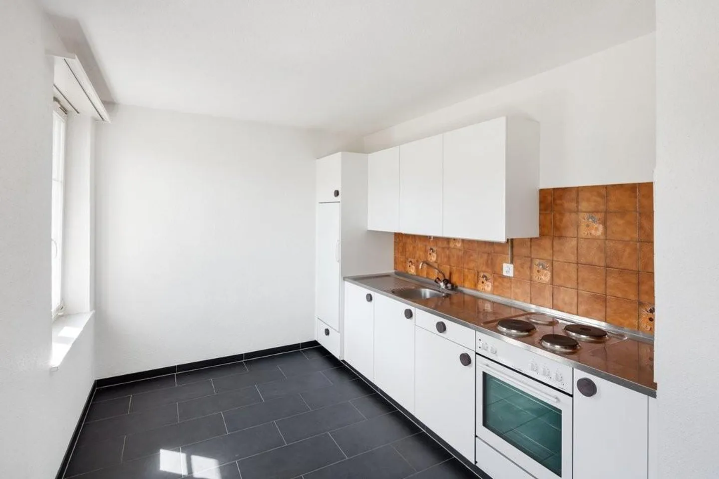 Spacious 3.5 Room Apartment - in a Sunny Location with Lake View - Photo 8 of 10