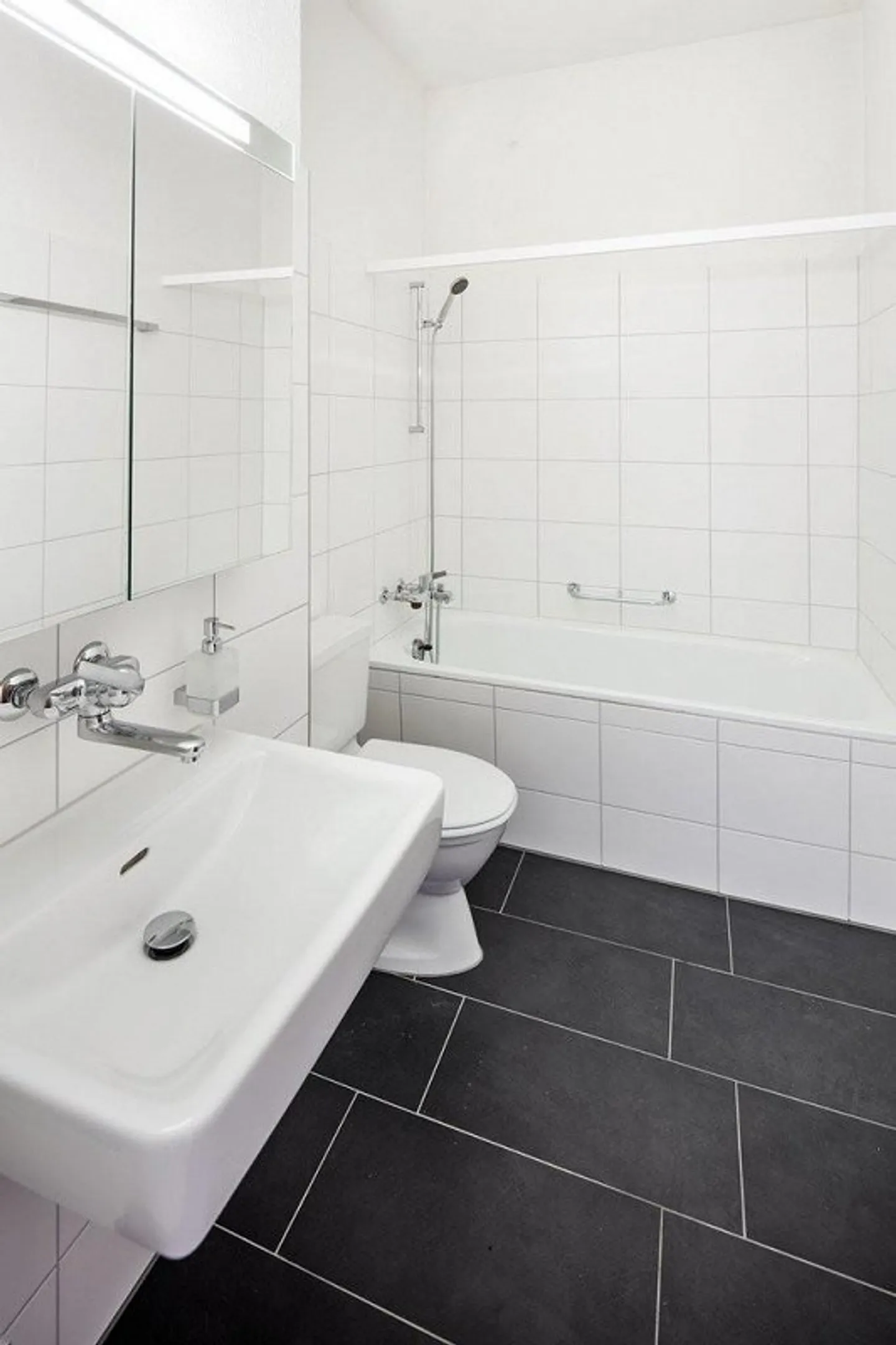 Spacious 3.5 Room Apartment - in a Sunny Location with Lake View - Photo 9 of 10