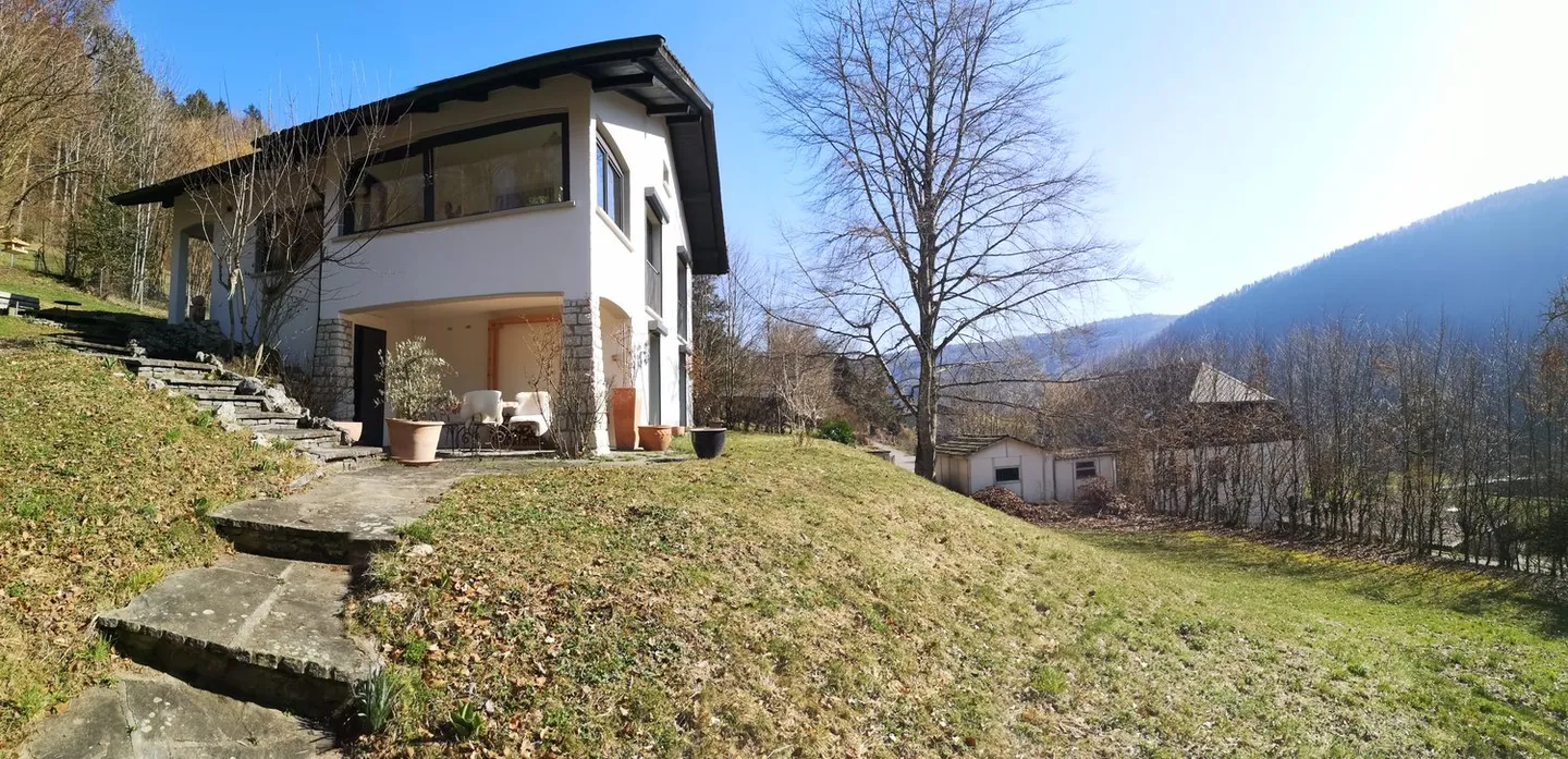 Casa familiare ristrutturata con giardino - Foto 8 di 42