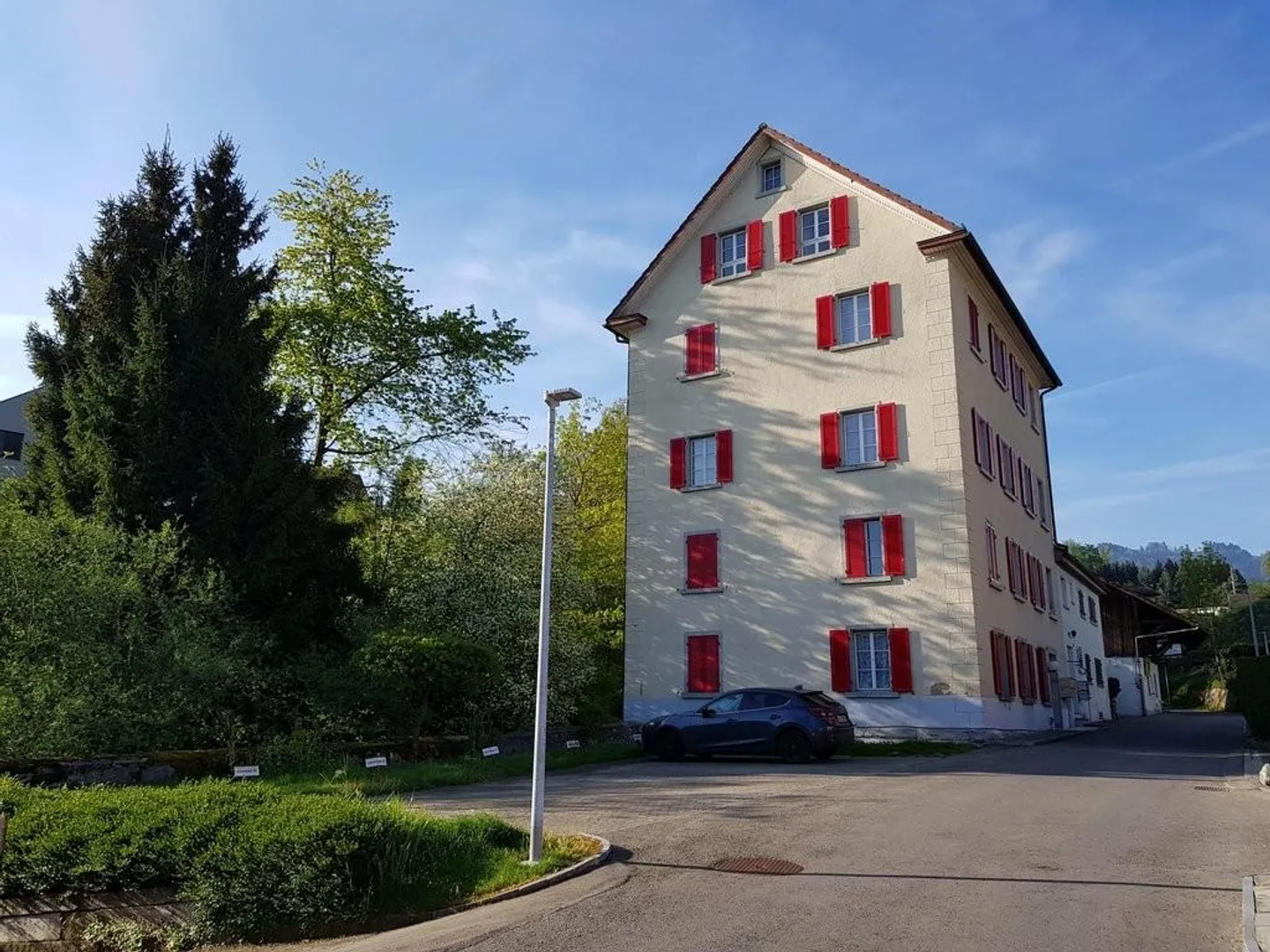 Spacious 3.5 Room Apartment - in a Sunny Location with Lake View - Photo 1 of 10