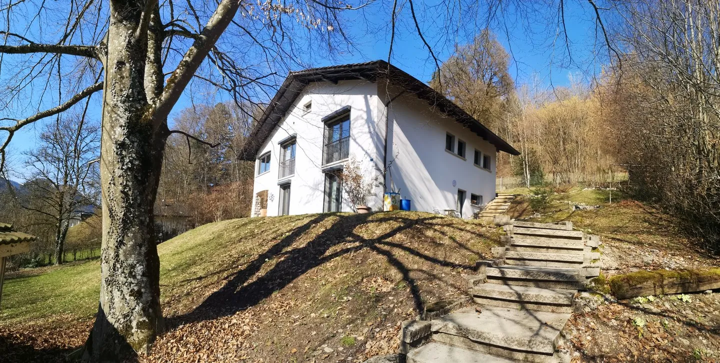 Casa familiare ristrutturata con giardino - Foto 4 di 42