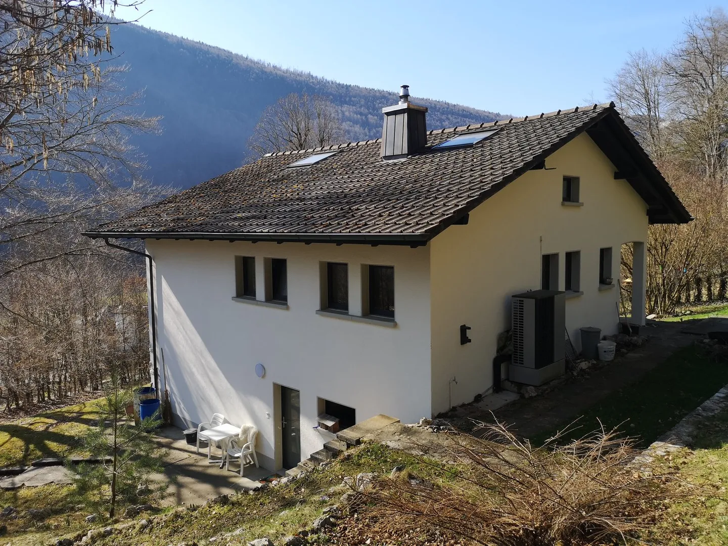 Casa familiare ristrutturata con giardino - Foto 5 di 42