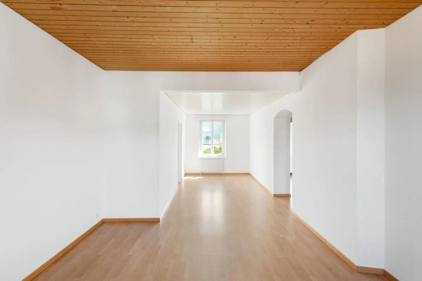 Spacious 3.5 Room Apartment - in a Sunny Location with Lake View - Photo 4 of 10